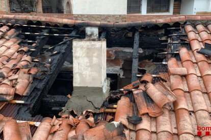 Estado en el que quedó el tejado de la casa tras el incendio. 