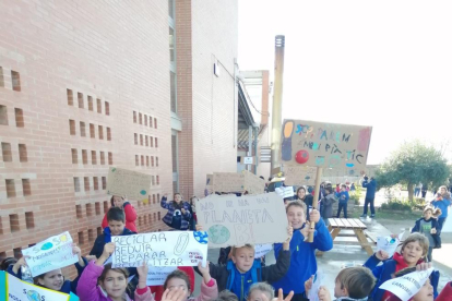 Lleida  -  Unos 250 alumnos de la escuela Sant Jordi de Lleida se manifestaron en el patio con pancartas con lemas como “para un mundo mejor” y “queremos un planeta limpio”. 