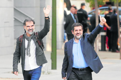 Jodi Cuixart y Jordi Sànchez a las afueras de la Audiencia Nacional.