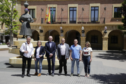 Los candidatos de Compromiso, PP, Cs, PSOE, Podemos y PAR frente al popular monumento a la Faldeta en el paseo de Segonyé. 