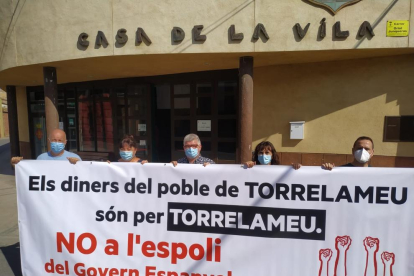 La pancarta de l’ajuntament de Torrelameu.