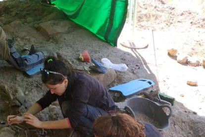 Los arqueólogos han trabajado durante cinco semanas en la fosa de Prat del Fuster. 