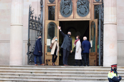 Govern, partits i entitats independentistes acompanyen el conseller Solé fins la porta del TSJC