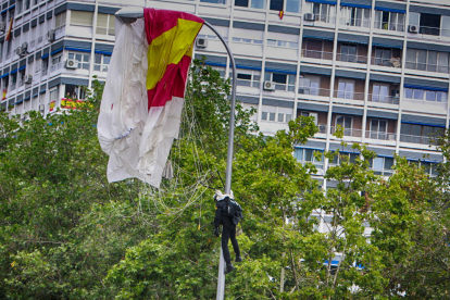 El paracaigudista que descendia amb la bandera d'Espanya es queda enganxat d'un fanal en la desfilada del 12-O