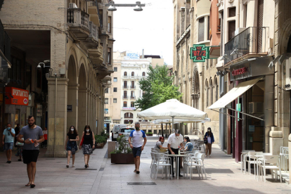 Algunas terrazas del Eix Comercial de Lleida abrieron ayer con normalidad.