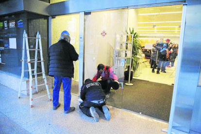 Rebenten la porta i forcen calaixos i armaris a l’Oficina d’Atenció Ciutadana de la Paeria a Ferran