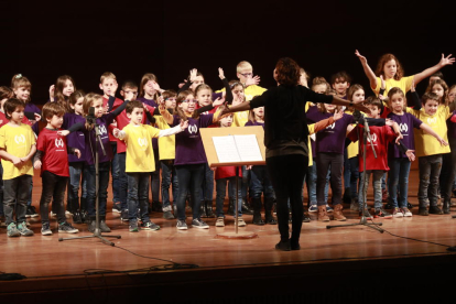 Uno de los grupos de ‘cantaires’ del Orfeó Lleidatà, ayer durante su actuación en el Auditori.