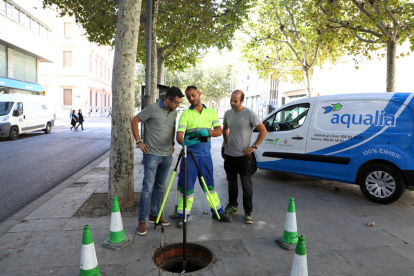 Un operario con la pértiga y la cámara incorporada.