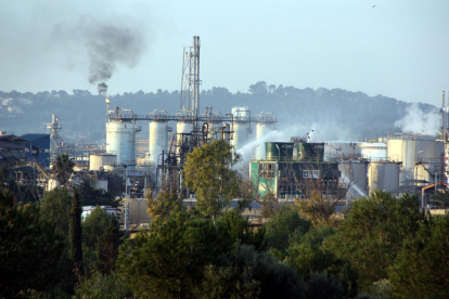 La planta de IQOXE en la Canonja, en el Tarragonès, donde el martes se produjo una explosión, con los chorros de agua de los Bomberos.