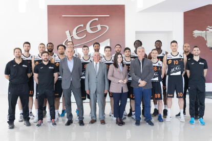 Jugadors, tècnics i directius de l’ICG Força Lleida, ahir durant la visita a la seu del patrocinador principal.