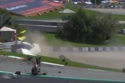 Estremidor accident a Moto GP en el qual Rossi torna a nàixer
