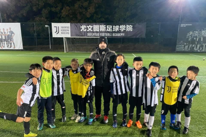 Joel Piñero, amb un grup de jugadors de la Juventus Academy de la ciutat de Nanjing, capital de la província de Jiangsu.