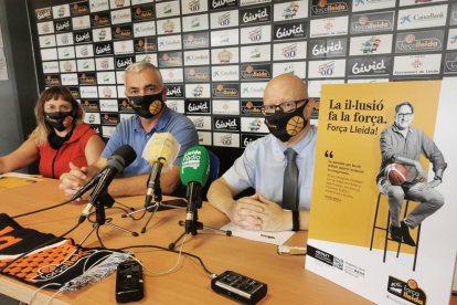 Montse Pociello, responsable de la campaña, Albert Aliaga y Andreu Cabezudo, ayer durante la presentación de los nuevos abonos.