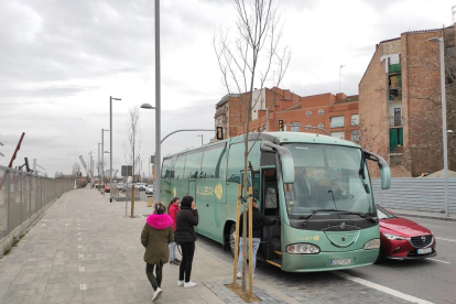 Viajeros subiendo al bus que sustituye a los trenes de la línea de la costa entre Lleida y L’Espluga.