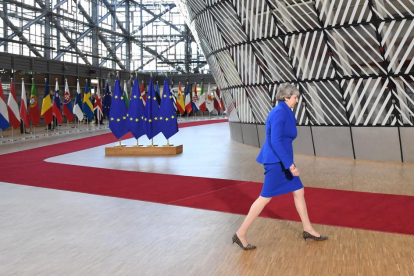 May se encamina a la reunión de los líderes europeos, ayer, en Bruselas.