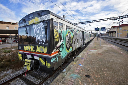 Un dels trens Cervera-Lleida afectats per l’acció de grafiters.