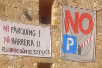 Pancartes de protesta aquest estiu contra el pàrquing de Corçà.