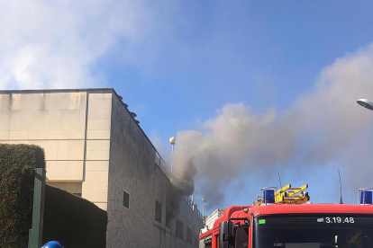 Vista del intenso humo procedente de una de las saunas. 