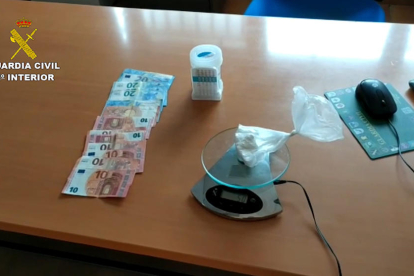 Imagen de los 50 gramos de cocaína y de los 205 euros decomisados al vecino de Alcarràs. 