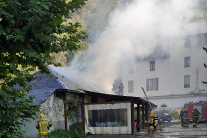 Los Bomberos intentando sofocar el incendio en el restaurante de Les. 