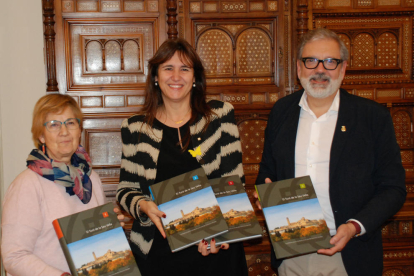 Fèlix Larrosa y Montse Parra entregaron ayer el dossier de la candidatura a la consellera Laura Borràs.