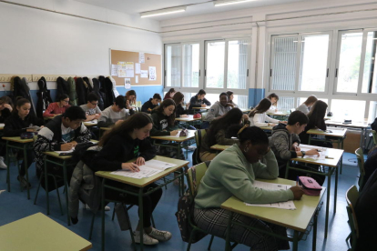 Imagen de archivo de alumnos de un instituto durante las pruebas de competencias básicas.
