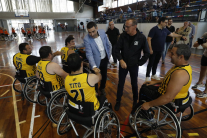 L’alcalde Miquel Pueyo felicita els jugadors en aquest dia històric.