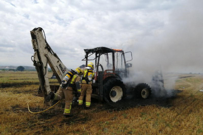 Un incendi calcina un tractor i afecta vegetació agrícola a Corbins