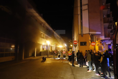 Columna de humo saliente del interior de un parking en Alcarràs, anoche.