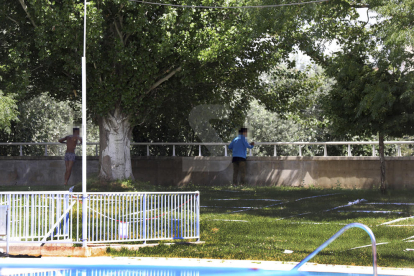 Una desena de joves es banyen a les piscines tancades de Pardinyes