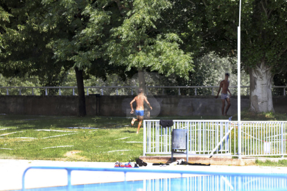 Una desena de joves es banyen a les piscines tancades de Pardinyes