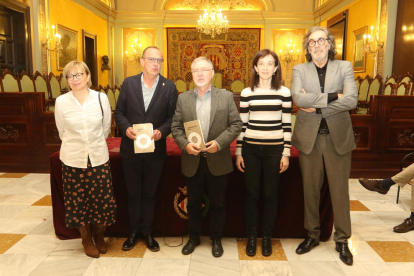 Montse Sanjuan, Miquel Pueyo, Juan Cal, Eulàlia Pagès y Tatxo Benet, ayer en la presentación del libro.