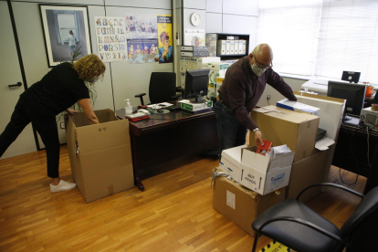 El personal de UGT Lleida prepara el material para mudarse. 