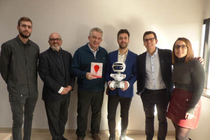 Jaume Saltó (tercer per l’esquerra), i membres de l’empresa que han treballat en el projecte, amb el robot ahir després de rebre el premi.