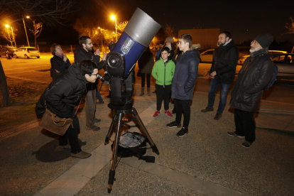 Alguns dels participants en l’observació astronòmica, ahir a Agrònoms.