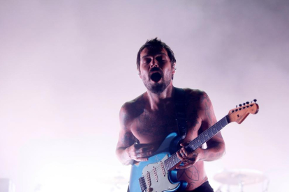 Simon Neil, cantante y guitarrista de la banda, en un concierto.