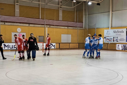 Los jugadores del Lleida Llista celebran uno de los goles ayer en Girona.