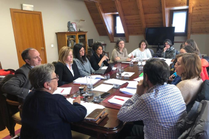 Imagen de la reunión para presentar el proyecto Kiva en Aran. 