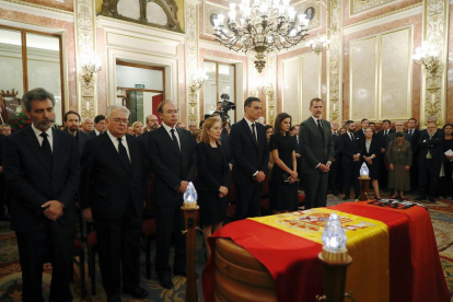 Los reyes y el presidente del Gobierno en funciones, Pedro Sánchez, en la capilla ardiente.