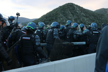La policia francesa avança per l'AP-7.
