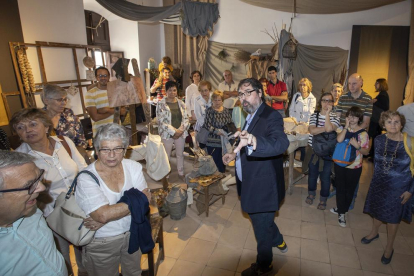 Francesc Miralpeix presentó ayer en Cervera una exposición sobre el barroco ‘rural’ ante 100 personas.