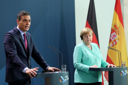 El presidente Pedro Sánchez junto a la canciller Angela Merkel ayer.