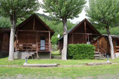 Dos bungalows en un camping de la Guingueta d'Àneu, en el Pallars Sobirà.