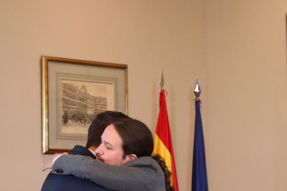 Sánchez i Iglesias, abraçats després de signar el preacord de govern de coalició