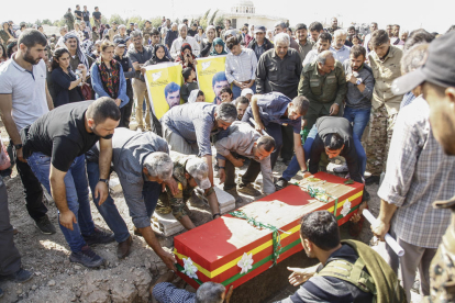 Enterrament d’un milicià kurd en els combats amb les tropes turques al nord de Síria.