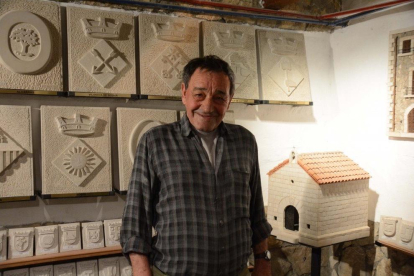 L'artista Jordi Fornos, al seu taller d'Almatret.