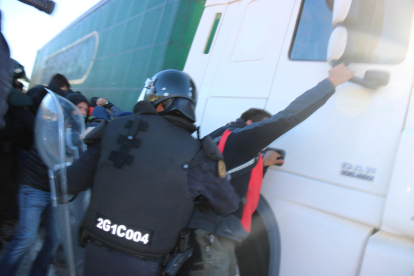 Un camió intenta atropellar un grup de manifestants a l'N-II a la Jonquera