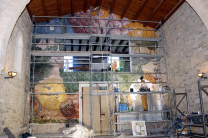 El mural que el artista Josep Minguell pinta en la ermita del parque de Sant Eloi de Tàrrega.