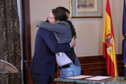 Pedro Sánchez i Pablo Iglesias es fonen en una abraçada després de la firma del preacord entre els dos partits, ahir.