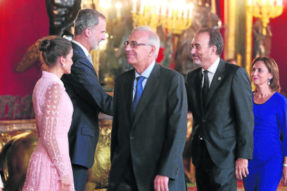 Abascal, Rivera y Casado presenciaron juntos el desfile militar en Madrid.